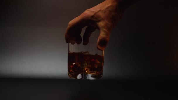 Zpomalený Film Zachycující Mužskou Ruku Držící Sklenici Whisky Kostkami Ledu — Stock video