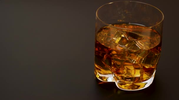 在黑暗的背景下 一杯威士忌加冰块的美丽景色 漂亮的背景 酒精概念 — 图库视频影像