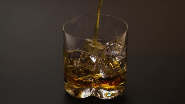 Cortometraje Que Muestra Whisky Que Vierte Vaso Con Hielo Sobre — Vídeo de stock