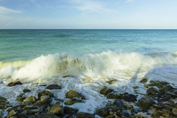 Große Welle Der Karibik Bricht Die Küste Türkisblaues Meerwasser Und — Stockfoto