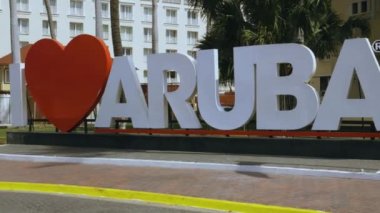 Aruba 'nın başkenti Oranjestad' ın merkezindeki yol boyunca uzanan büyük beyaz harfleri seviyorum. Büyük kırmızı kalp aşk sözcüğünün yerini alıyor. 