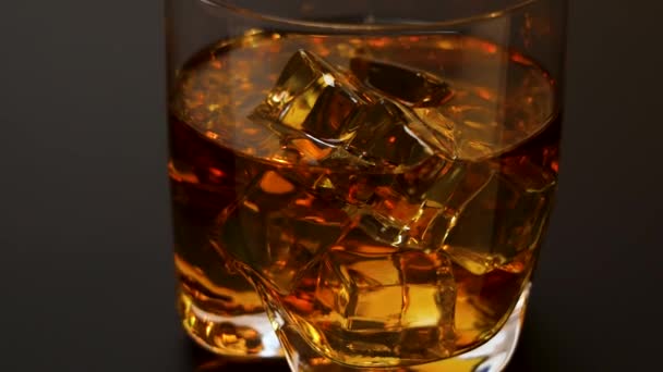 Hermosa Vista Tirar Lentamente Nuevo Vaso Whisky Con Cubitos Hielo — Vídeo de stock