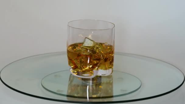 Beautifu Uitzicht Draaiend Glas Whisky Met Ijsblokjes Alcohol Gezondheidsconcept — Stockvideo