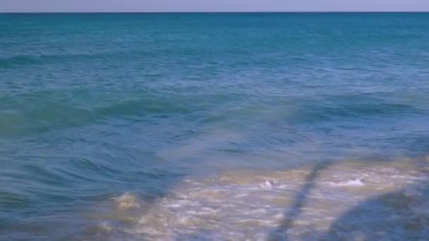 Karayip Denizindeki Büyük Dalga Kıyıları Kırıyor Turkuaz Deniz Suyu Mavi — Stok video