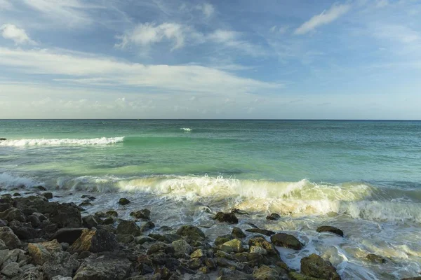 Grandes Olas Mar Caribe Están Rompiendo Costa Agua Mar Turquesa —  Fotos de Stock