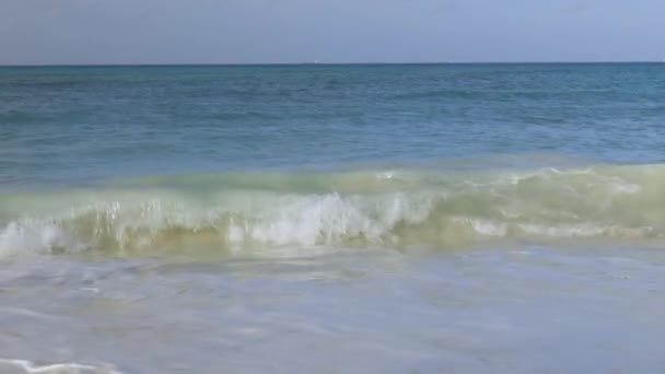 Une grosse vague dans la mer des Caraïbes brise la côte. Eau de mer turquoise et ciel bleu. Eagle Beach de l'île d'Aruba. Beau fond nature .