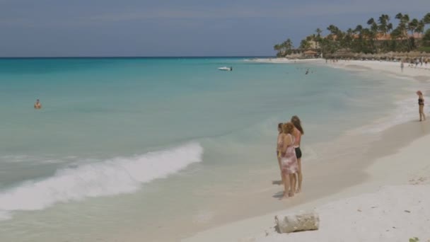 Atlantik Okyanusu Nda Aktiviteleri Yapan Turistler Sörf Egzersizi Turkuaz Okyanus — Stok video
