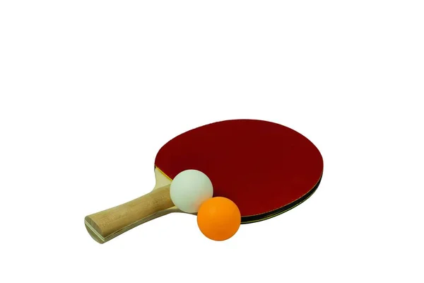 近景的红色球拍乒乓球与橙色和白色球隔离 乒乓球运动的概念 体育与健康生活方式背景 — 图库照片