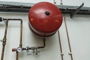 Isınma sistemi elementinin yakın görüntüsü. Basınç göstergesi ve boruları birleştir. Bina ısınma kavramı.