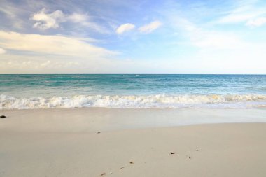 Aruba Adası 'nın muhteşem Kartal Sahili. Karayip deniz plajı. Güzel doğa arkaplanı.