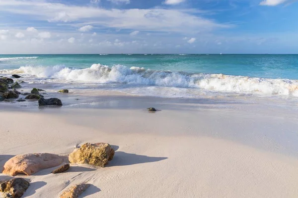 Velká Vlna Karibském Moři Prolomila Pobřeží Tyrkysová Mořská Voda Modrá — Stock fotografie