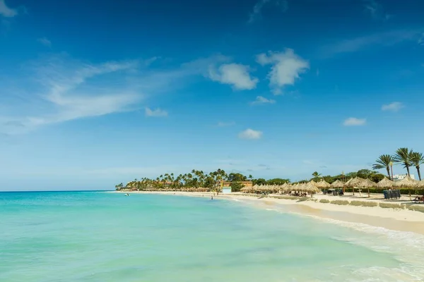 Playa Arena Blanca Mar Agua Turquesa Sobre Palmeras Verdes Fondo — Foto de Stock