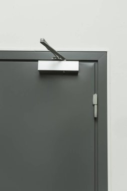 Ekstra ağır alüminyum ticari kapının yakın görüntüsü.