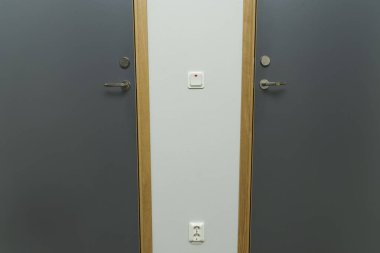 Elektrik prizinin ve kapı kolunun yakınındaki elektrik düğmesinin yakın görüntüsünü kapat. İç tasarım elemanları kavramı. 