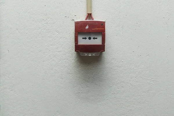 近视白色墙壁上的红色火警传感器 安全概念 — 图库照片