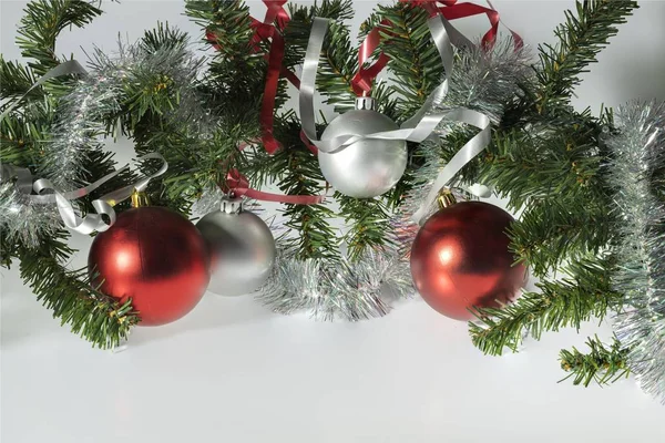 Close Uitzicht Kerstversiering Geïsoleerd Witte Achtergrond Mooie Kerst Achtergronden — Stockfoto