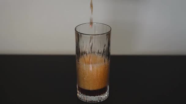 Cortometraggio Che Mostra Bevanda Versata Bicchiere Sfondo Bianco Nero Bellissimi — Video Stock