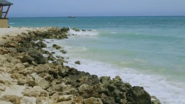 Atlantik Okyanusu 'nun taşlara çarpan turkuaz dalgalarının muhteşem manzarası. Güzel doğa manzarası. Aruba adası. Atlanta.