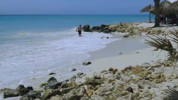 Великолепный Вид Белоснежную Береговую Линию Бирюзовые Волны Атлантического Океана Человек — стоковое видео