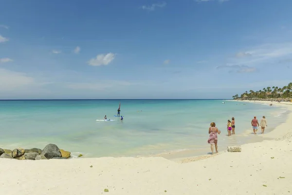 Turistas Actividades Acuáticas Océano Atlántico Ejercicio Surf Turquesa Superficie Del — Foto de Stock