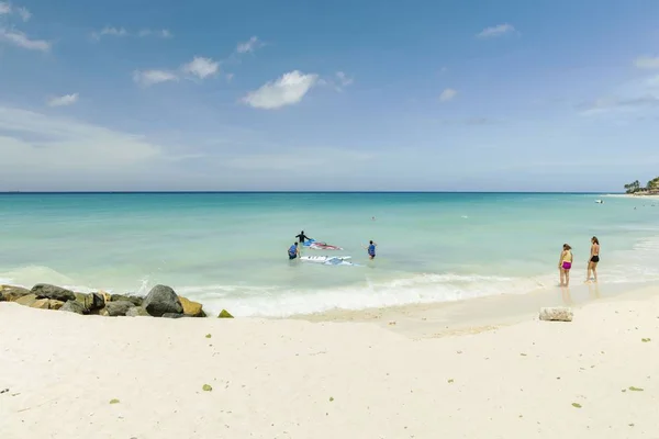 Turistas Actividades Acuáticas Océano Atlántico Ejercicio Surf Turquesa Superficie Del — Foto de Stock