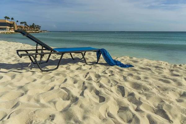 Vista Deslumbrante Cama Sol Azul Com Lenço Azul Esquecido Praia — Fotografia de Stock