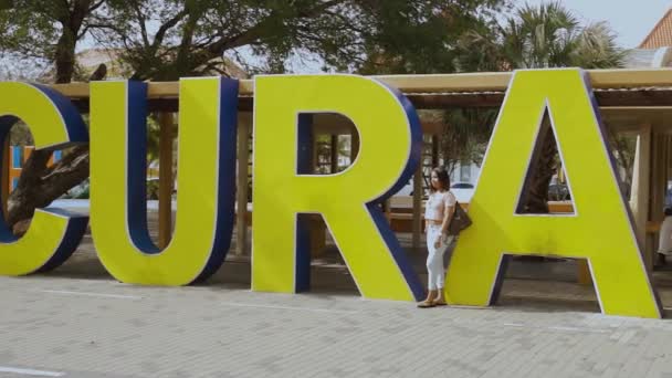 große gelbe Großbuchstaben curacao entlang einer Straße im Zentrum von willemstad, der Hauptstadt von curacao.willemstad. Curaçao. 19.09.2019.