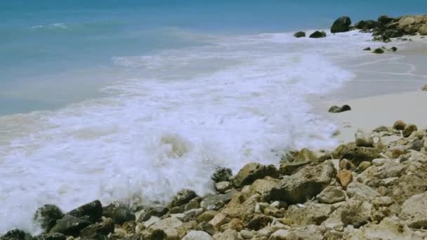 大海绿松石波在石头上破浪的壮丽景象 美丽的自然景观背景 阿鲁巴岛 亚特兰大 — 图库视频影像
