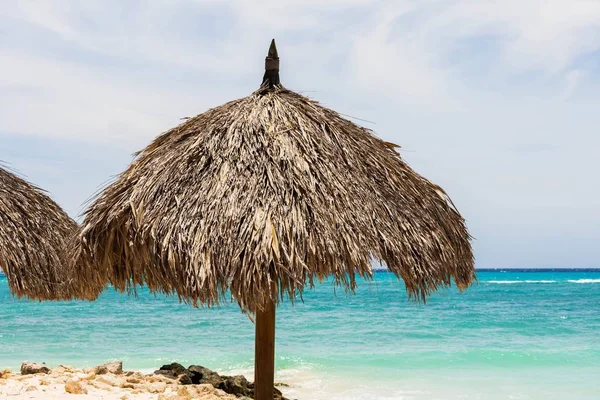 Prachtig Uitzicht Wit Zandstrand Met Parasols Ligbedden Het Adelaarsstrand Aruba — Stockfoto