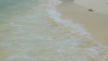 Karayipler 'deki dalgalar kıyıya vuruyor. Turkuaz deniz suyu ve mavi gökyüzü. Aruba Adası 'nın Kartal Sahili. Güzel doğa arkaplanı.