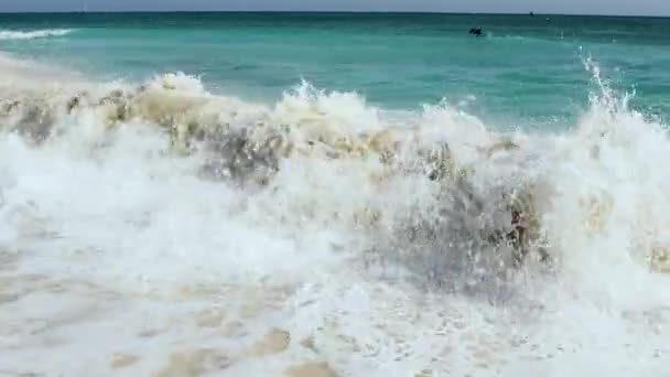 Wielka Fala Morzu Karaibskim Łamie Wybrzeże Plaża Orłów Wyspie Aruba — Wideo stockowe