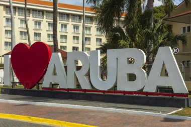 Aruba 'nın başkenti Oranjestad' ın göbeğindeki bir yol boyunca Aruba 'yı seviyorum. Büyük kırmızı kalp aşk kelimesinin yerine geçiyor. Orangead. Aruba. 09.13.2019.