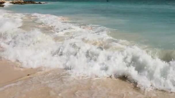 カリブ海の波は海岸で砕けていっています ターコイズブルーの海と青い空 アルバ島のイーグルビーチ 美しい自然背景 — ストック動画