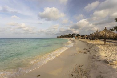 Aruba Adası 'nın muhteşem Kartal Sahili. Karayip deniz plajı. Güzel doğa arkaplanı.