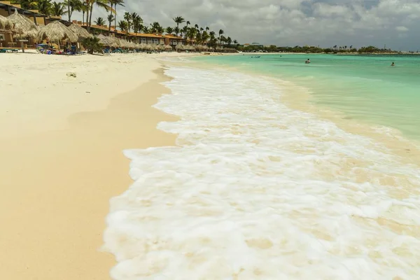 Белый Песчаный Пляж Бирюзовые Волны Бирюзовая Морская Вода Голубое Небо — стоковое фото