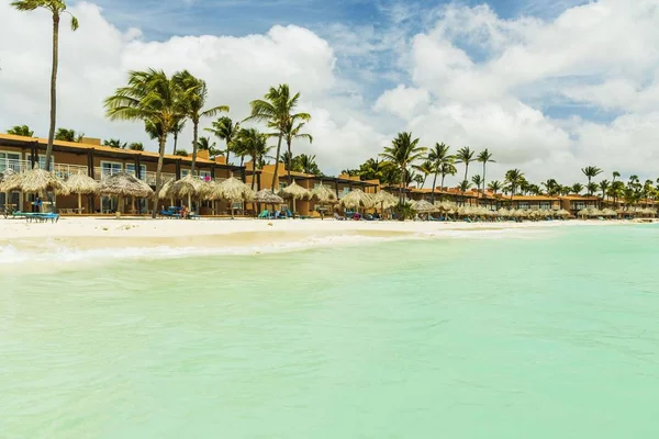 Beyaz Aruba Plajının Güzel Manzarası Güneş Şemsiyelerinin Altında Mavi Güneşlikler — Stok fotoğraf