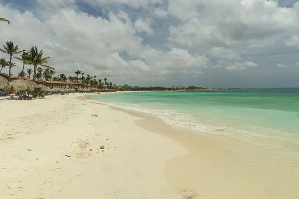 白色沙滩和绿松石波浪 碧绿的海水和蓝天 阿鲁巴鹰滩 漂亮的背景 — 图库照片