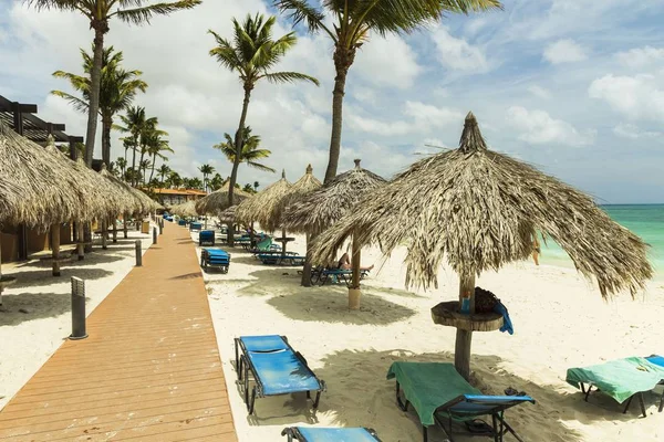 Prachtig Uitzicht Het Witte Zand Aruba Strand Blauwe Ligbedden Onder — Stockfoto