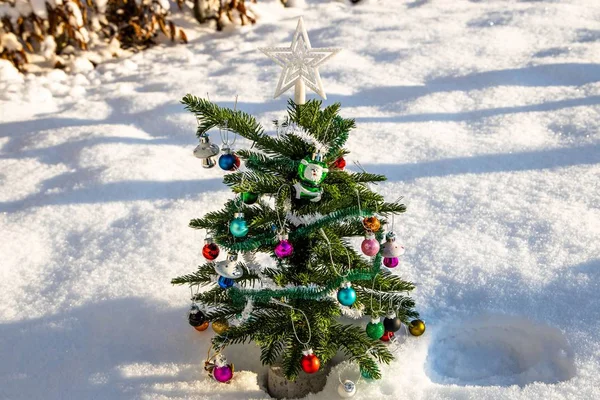 Vista Perto Árvore Natal Decorativa Com Pequenos Brinquedos Conceito Natal — Fotografia de Stock