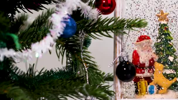 Vista Vicino Dell Albero Natale Decorativo Con Piccoli Giocattoli Figura — Video Stock