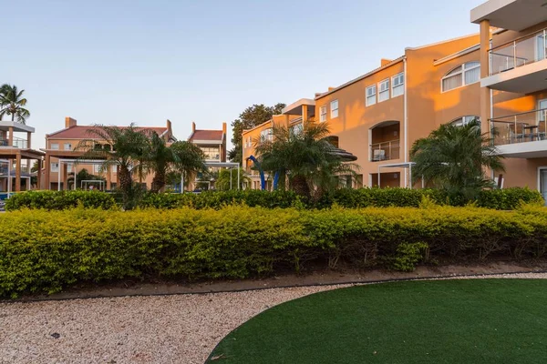 美しいTamarijnホテルエリアビュー 青空の背景に緑の茂みや植物や黄色の建物 Oranjestad Aruba — ストック写真
