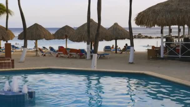 Hermosa Vista Zona Piscina Con Tumbonas Bajo Sombrillas Cerca Playa — Vídeo de stock