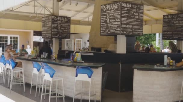 Bar Livre Resort Tamarijn Turistas Descansando Cadeiras Bar Oranjestad Aruba — Vídeo de Stock