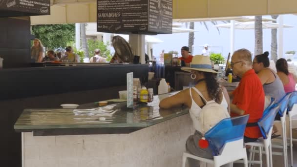 Bar Aire Libre Del Complejo Tamarijn Turistas Descansando Sillas Bar — Vídeos de Stock