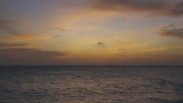 アルバの夕日のゴージャスなカラフルな眺め 美しい自然景観 アトランタのロッキー海岸 カリブ海 — ストック動画
