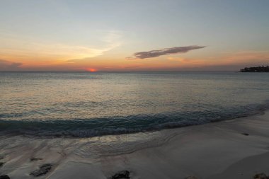 Aruba Adası 'nın Kartal Sahili' nde muhteşem bir gün batımı. Karayipli. Unutulmaz bir manzara. Güzel doğa manzarası.