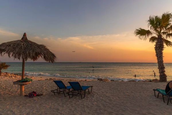 Fantastisk Solnedgång Sandstrand Och Atlanten Solsängar Och Parasoller Turkost Vatten — Stockfoto