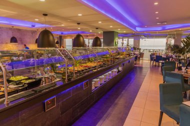 Turistler için bir sürü yiyeceği olan güzel bir otel restoranının iç manzarası. Turizm konsepti. Yiyecek ve içecek konsepti. Oranjestad. Aruba. 09.17.2019.