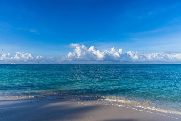 Praia Areia Branca Ondas Turquesa Água Mar Azul Turquesa Céu — Fotografia de Stock
