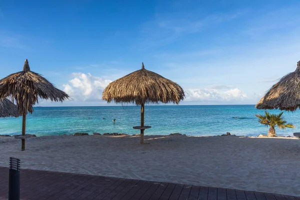 Vacker Utsikt Över Vit Sandstrand Med Solparasoller Och Solstolar Örnstranden — Stockfoto